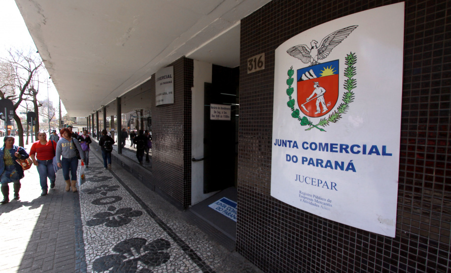 Paraná apresenta sinais de retomada econômica mais forte. Estado começa o ano com uma série de indicadores positivos relativos à abertura de empresas, geração de emprego formal e renda média. Cenário favorável amplia operações de crédito e reduz a inadimplência. - Foto: Arquivo ANPr