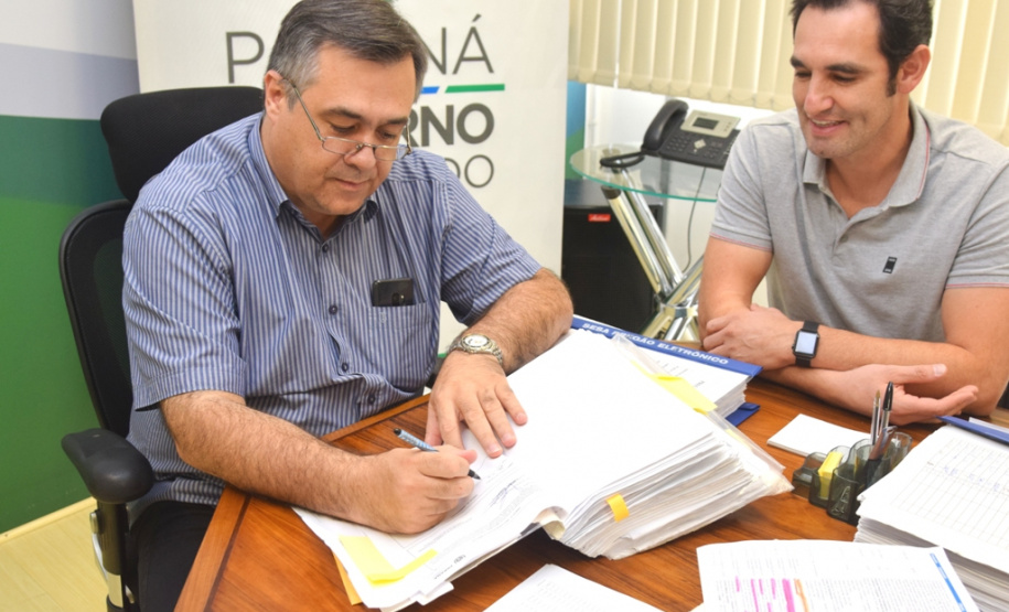 O secretário estadual da Saúde, Beto Preto, assinou nesta sexta-feira (01) uma série de convênios para dar prosseguimento a obras em unidades de atendimento à população e definiu o pagamento de R$ 34 milhões para prestadores de serviços para municípios do Estado que estão sob a gestão da Secretaria. -  Curitiba, 01/03/2019  -  Foto: Diogo Pracz de Oliveira/SESA