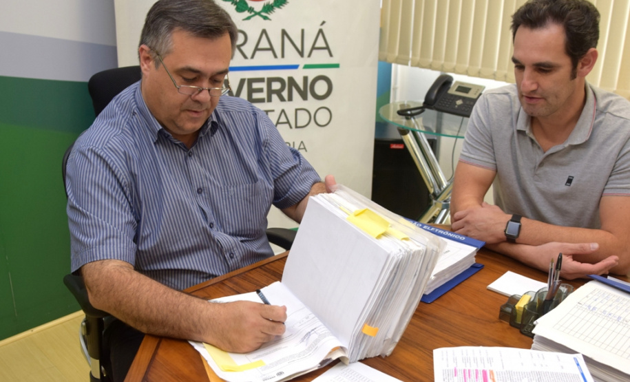 O secretário estadual da Saúde, Beto Preto, assinou nesta sexta-feira (01) uma série de convênios para dar prosseguimento a obras em unidades de atendimento à população e definiu o pagamento de R$ 34 milhões para prestadores de serviços para municípios do Estado que estão sob a gestão da Secretaria. -  Curitiba, 01/03/2019  -  Foto: Diogo Pracz de Oliveira/SESA