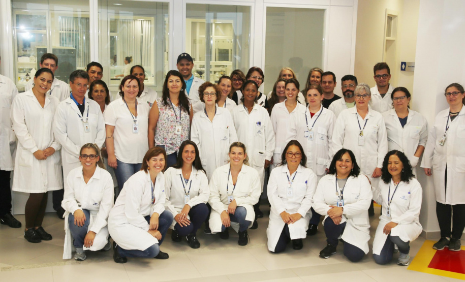 Equipe do Laboratório da Sanepar em Curitiba: no Estado, mais de 500 empregados atuam para garantir a qualidade da água distribuída (Foto: Arquivo Sanepar