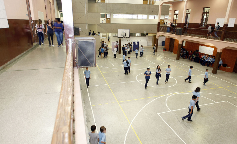 O Governo do Estado depositou nesta quarta-feira (06) R$ 15,5 milhões em recursos nas contas das mais de 2,1 mil escolas estaduais pelo Fundo Rotativo que servem para auxiliar na gestão das instituições. Foto:Hedeson Alves/Arquivo-ANPr