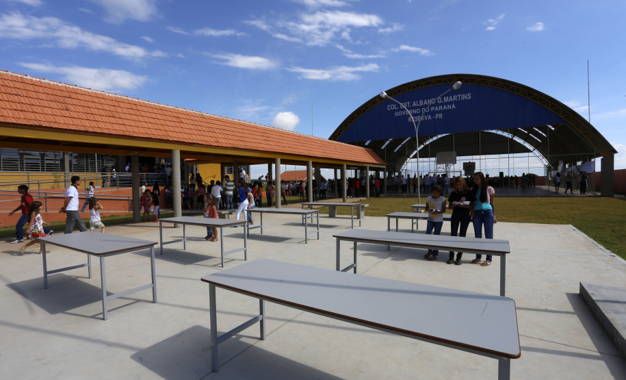 O Governo do Estado depositou nesta quarta-feira (06) R$ 15,5 milhões em recursos nas contas das mais de 2,1 mil escolas estaduais pelo Fundo Rotativo que servem para auxiliar na gestão das instituições. Foto:Arnaldo Alves/Arquivo-ANPr