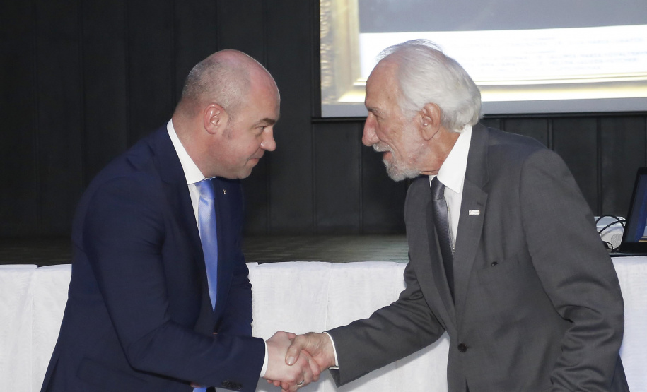 O governador em exercício Darci Piana, participou da assinatura do acordo de parceria e cooperação entre as cidades de Prudentópolis e Ternopil, Ucrânia. Participaram da cerimônia: prefeito de Prudentópolis, Adelmo Luiz Klosowski; Cônsul da Ucrânia no Paraná, Mariano Czaikowski; prefeito de Ternopil, Serhii Nadal; entre outros.Prudentópolis, 06-03-19.Foto: Arnaldo Alves / ANPr.