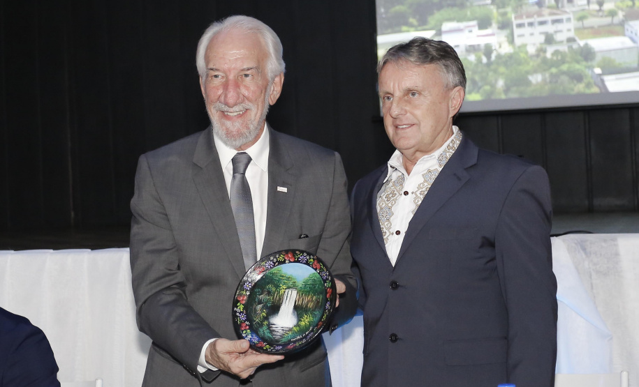 O governador em exercício Darci Piana, participou da assinatura do acordo de parceria e cooperação entre as cidades de Prudentópolis e Ternopil, Ucrânia. Participaram da cerimônia: prefeito de Prudentópolis, Adelmo Luiz Klosowski; Cônsul da Ucrânia no Paraná, Mariano Czaikowski; prefeito de Ternopil, Serhii Nadal; entre outros.Prudentópolis, 06-03-19.Foto: Arnaldo Alves / ANPr.