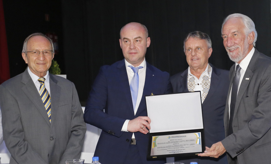 O governador em exercício Darci Piana, participou da assinatura do acordo de parceria e cooperação entre as cidades de Prudentópolis e Ternopil, Ucrânia. Participaram da cerimônia: prefeito de Prudentópolis, Adelmo Luiz Klosowski; Cônsul da Ucrânia no Paraná, Mariano Czaikowski; prefeito de Ternopil, Serhii Nadal; entre outros.Prudentópolis, 06-03-19.Foto: Arnaldo Alves / ANPr.