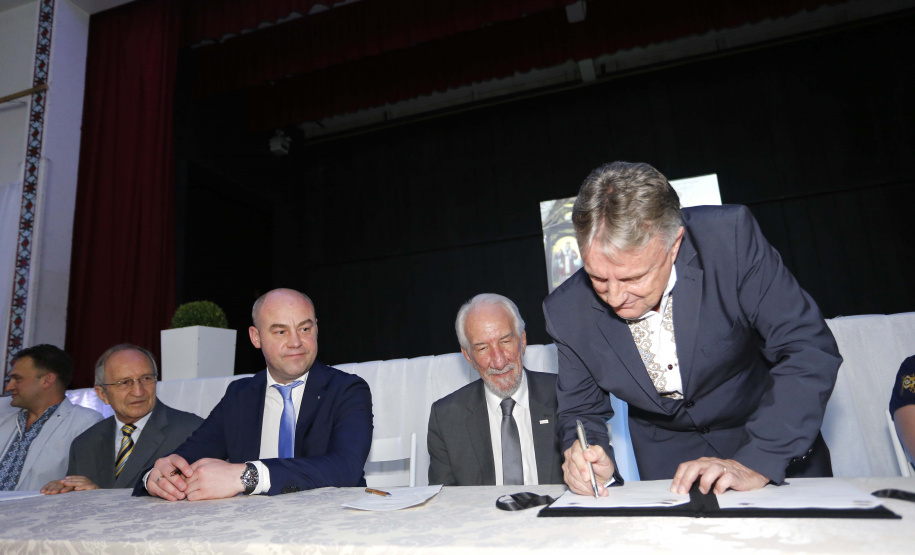 O governador em exercício Darci Piana, participou da assinatura do acordo de parceria e cooperação entre as cidades de Prudentópolis e Ternopil, Ucrânia. Participaram da cerimônia: prefeito de Prudentópolis, Adelmo Luiz Klosowski; Cônsul da Ucrânia no Paraná, Mariano Czaikowski; prefeito de Ternopil, Serhii Nadal; entre outros.Prudentópolis, 06-03-19.Foto: Arnaldo Alves / ANPr.