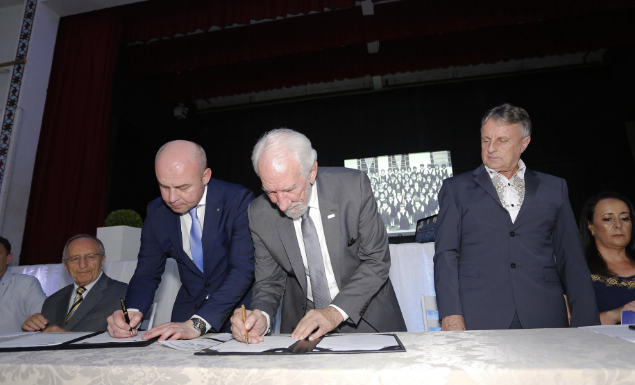 O governador em exercício Darci Piana, participou da assinatura do acordo de parceria e cooperação entre as cidades de Prudentópolis e Ternopil, Ucrânia. Participaram da cerimônia: prefeito de Prudentópolis, Adelmo Luiz Klosowski; Cônsul da Ucrânia no Paraná, Mariano Czaikowski; prefeito de Ternopil, Serhii Nadal; entre outros.Prudentópolis, 06-03-19.Foto: Arnaldo Alves / ANPr.