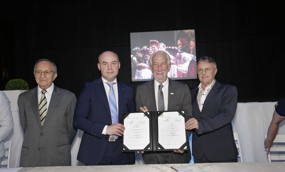 O governador em exercício Darci Piana, participou da assinatura do acordo de parceria e cooperação entre as cidades de Prudentópolis e Ternopil, Ucrânia. Participaram da cerimônia: prefeito de Prudentópolis, Adelmo Luiz Klosowski; Cônsul da Ucrânia no Paraná, Mariano Czaikowski; prefeito de Ternopil, Serhii Nadal; entre outros.Prudentópolis, 06-03-19.Foto: Arnaldo Alves / ANPr.