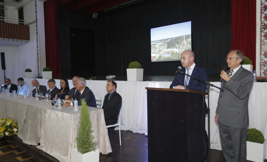 O governador em exercício Darci Piana, participou da assinatura do acordo de parceria e cooperação entre as cidades de Prudentópolis e Ternopil, Ucrânia. Participaram da cerimônia: prefeito de Prudentópolis, Adelmo Luiz Klosowski; Cônsul da Ucrânia no Paraná, Mariano Czaikowski; prefeito de Ternopil, Serhii Nadal; entre outros.Prudentópolis, 06-03-19.Foto: Arnaldo Alves / ANPr.