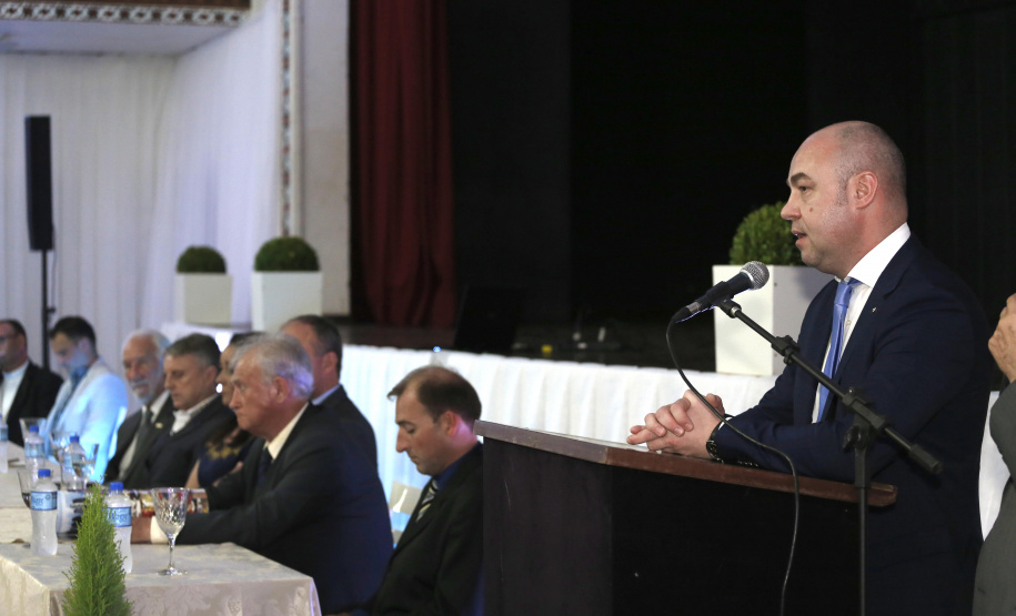 O governador em exercício Darci Piana, participou da assinatura do acordo de parceria e cooperação entre as cidades de Prudentópolis e Ternopil, Ucrânia. Participaram da cerimônia: prefeito de Prudentópolis, Adelmo Luiz Klosowski; Cônsul da Ucrânia no Paraná, Mariano Czaikowski; prefeito de Ternopil, Serhii Nadal; entre outros.Prudentópolis, 06-03-19.Foto: Arnaldo Alves / ANPr.