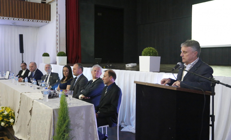 O governador em exercício Darci Piana, participou da assinatura do acordo de parceria e cooperação entre as cidades de Prudentópolis e Ternopil, Ucrânia. Participaram da cerimônia: prefeito de Prudentópolis, Adelmo Luiz Klosowski; Cônsul da Ucrânia no Paraná, Mariano Czaikowski; prefeito de Ternopil, Serhii Nadal; entre outros.Prudentópolis, 06-03-19.Foto: Arnaldo Alves / ANPr.