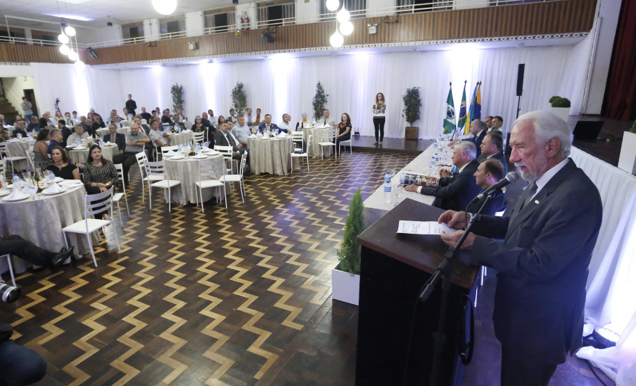 O governador em exercício Darci Piana, participou da assinatura do acordo de parceria e cooperação entre as cidades de Prudentópolis e Ternopil, Ucrânia. Participaram da cerimônia: prefeito de Prudentópolis, Adelmo Luiz Klosowski; Cônsul da Ucrânia no Paraná, Mariano Czaikowski; prefeito de Ternopil, Serhii Nadal; entre outros.Prudentópolis, 06-03-19.Foto: Arnaldo Alves / ANPr.
