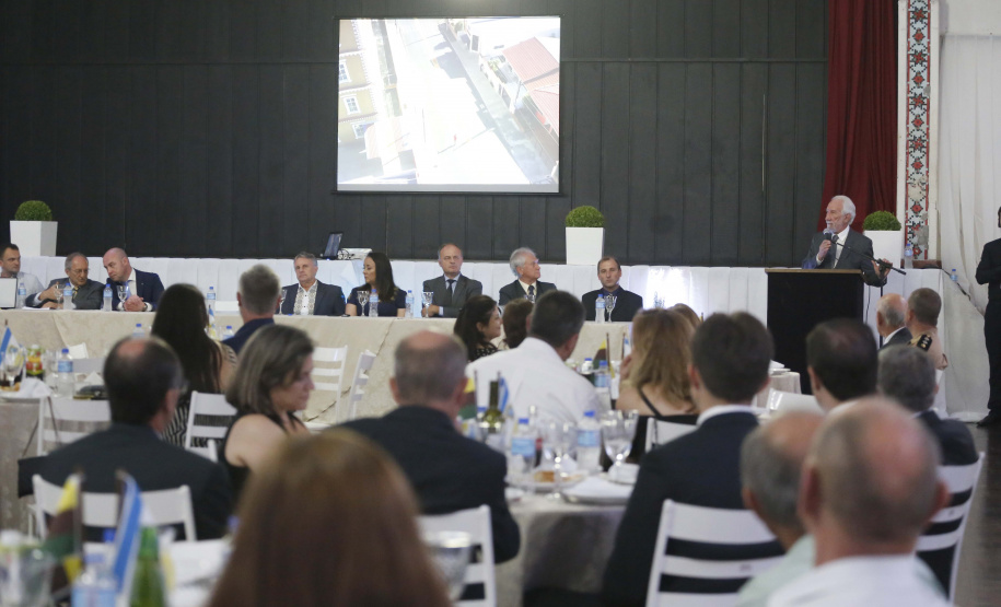O governador em exercício Darci Piana, participou da assinatura do acordo de parceria e cooperação entre as cidades de Prudentópolis e Ternopil, Ucrânia. Participaram da cerimônia: prefeito de Prudentópolis, Adelmo Luiz Klosowski; Cônsul da Ucrânia no Paraná, Mariano Czaikowski; prefeito de Ternopil, Serhii Nadal; entre outros.Prudentópolis, 06-03-19.Foto: Arnaldo Alves / ANPr.
