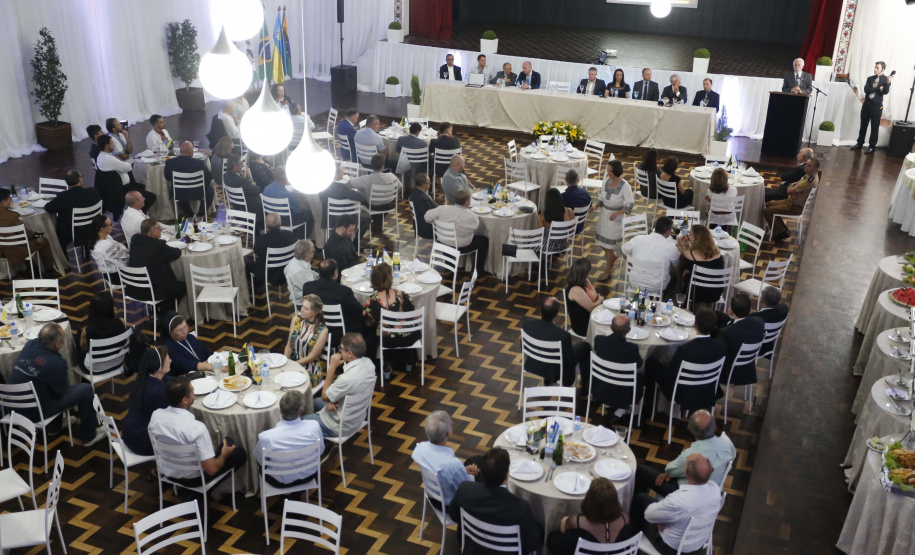 O governador em exercício Darci Piana, participou da assinatura do acordo de parceria e cooperação entre as cidades de Prudentópolis e Ternopil, Ucrânia. Participaram da cerimônia: prefeito de Prudentópolis, Adelmo Luiz Klosowski; Cônsul da Ucrânia no Paraná, Mariano Czaikowski; prefeito de Ternopil, Serhii Nadal; entre outros.Prudentópolis, 06-03-19.Foto: Arnaldo Alves / ANPr.