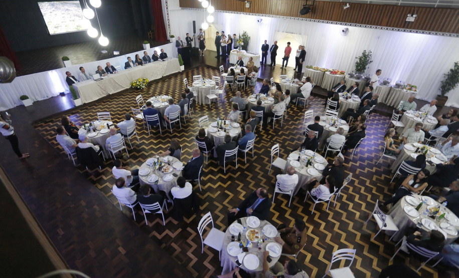 O governador em exercício Darci Piana, participou da assinatura do acordo de parceria e cooperação entre as cidades de Prudentópolis e Ternopil, Ucrânia. Participaram da cerimônia: prefeito de Prudentópolis, Adelmo Luiz Klosowski; Cônsul da Ucrânia no Paraná, Mariano Czaikowski; prefeito de Ternopil, Serhii Nadal; entre outros.Prudentópolis, 06-03-19.Foto: Arnaldo Alves / ANPr.