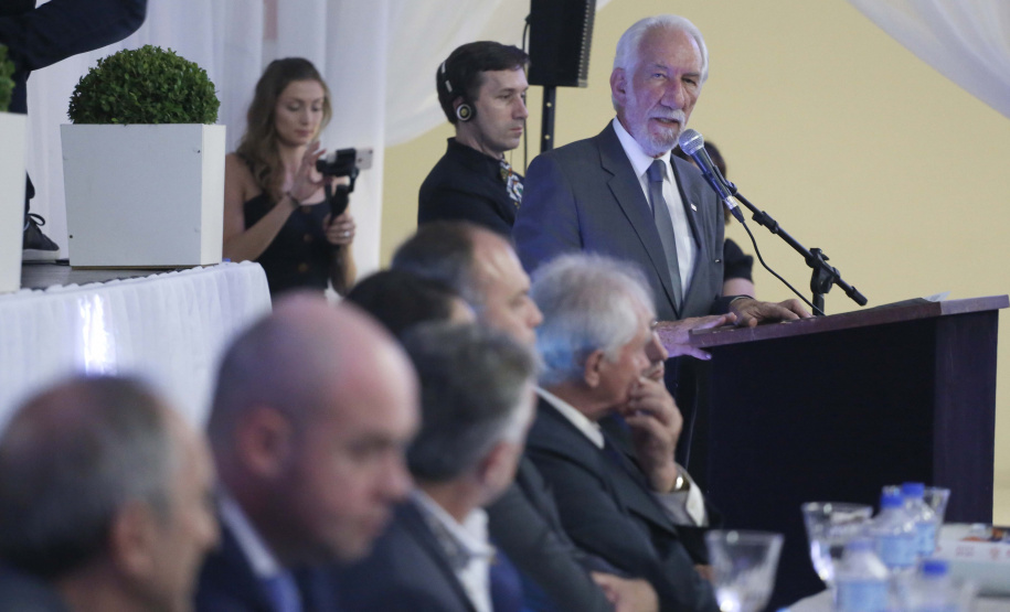 O governador em exercício Darci Piana, participou da assinatura do acordo de parceria e cooperação entre as cidades de Prudentópolis e Ternopil, Ucrânia. Participaram da cerimônia: prefeito de Prudentópolis, Adelmo Luiz Klosowski; Cônsul da Ucrânia no Paraná, Mariano Czaikowski; prefeito de Ternopil, Serhii Nadal; entre outros.Prudentópolis, 06-03-19.Foto: Arnaldo Alves / ANPr.