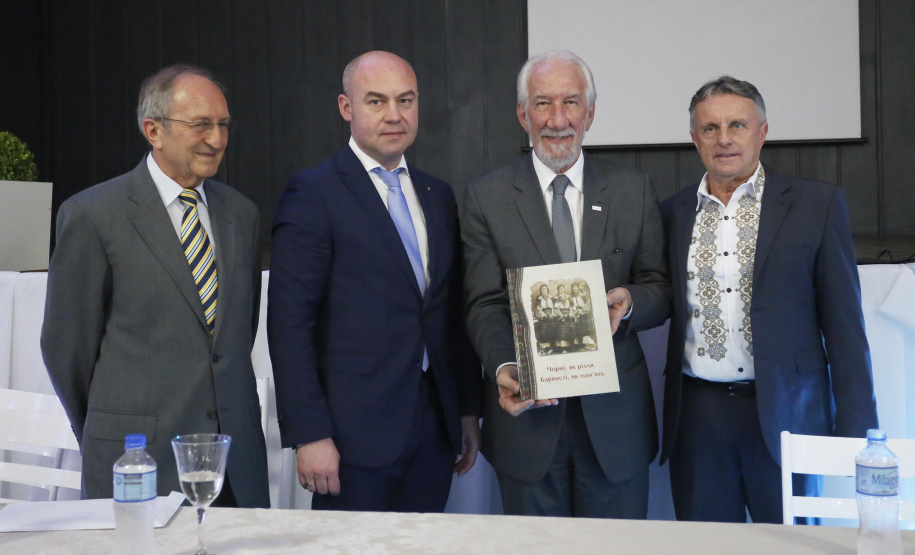 O governador em exercício Darci Piana, participou da assinatura do acordo de parceria e cooperação entre as cidades de Prudentópolis e Ternopil, Ucrânia. Participaram da cerimônia: prefeito de Prudentópolis, Adelmo Luiz Klosowski; Cônsul da Ucrânia no Paraná, Mariano Czaikowski; prefeito de Ternopil, Serhii Nadal; entre outros.Prudentópolis, 06-03-19.Foto: Arnaldo Alves / ANPr.