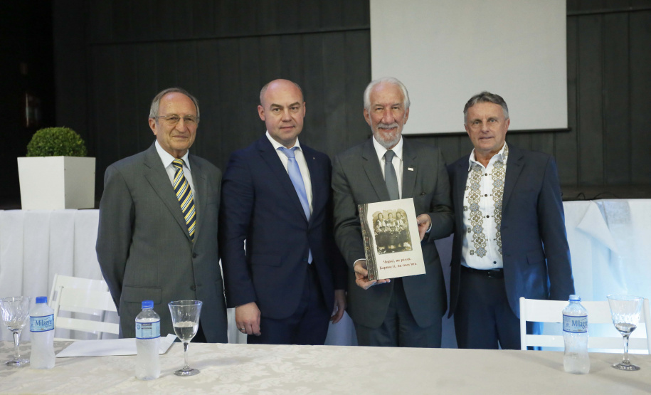 O governador em exercício Darci Piana, participou da assinatura do acordo de parceria e cooperação entre as cidades de Prudentópolis e Ternopil, Ucrânia. Participaram da cerimônia: prefeito de Prudentópolis, Adelmo Luiz Klosowski; Cônsul da Ucrânia no Paraná, Mariano Czaikowski; prefeito de Ternopil, Serhii Nadal; entre outros.Prudentópolis, 06-03-19.Foto: Arnaldo Alves / ANPr.