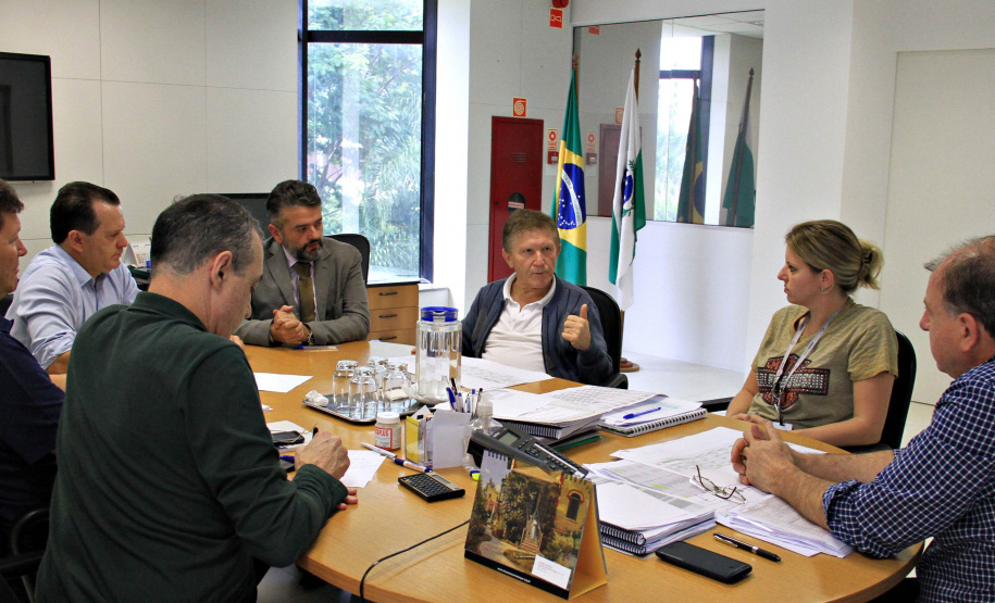 Governo discute impacto da alta de insumos nas obras de pavimentação.O problema foi discutido na Secretaria do Desenvolvimento Urbano, em reunião do secretário João Carlos Ortega, com a diretora de Operações do Paranacidade, Camila Scucato; o diretor-geral da secretaria, Francisco Santos; o superintendente executivo do Paranacidade, Álvaro Cabrini, o procurador jurídico, Luciano Borges dos Santos, e os analistas de Desenvolvimento Municipal, Rui José da Costa e Hélio Sabino Deitos.Foto:SEDU