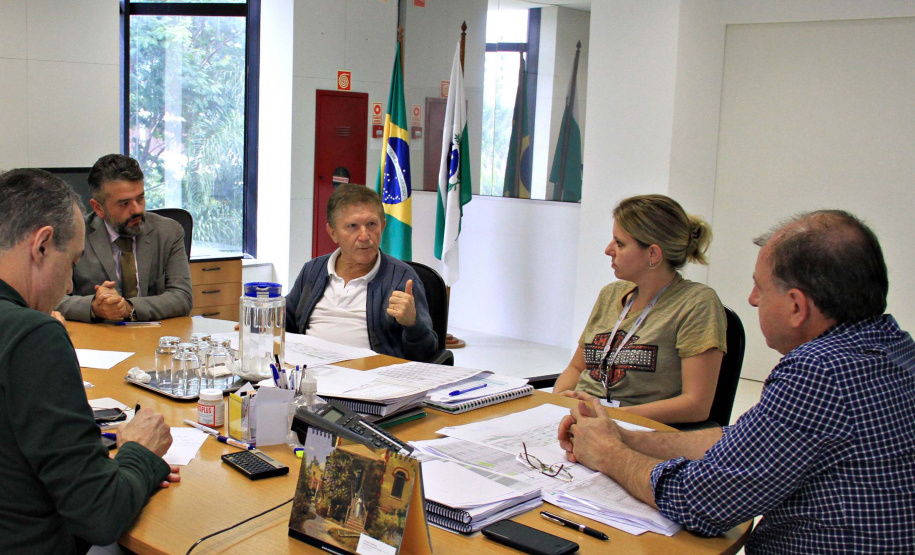 Governo discute impacto da alta de insumos nas obras de pavimentação.O problema foi discutido na Secretaria do Desenvolvimento Urbano, em reunião do secretário João Carlos Ortega, com a diretora de Operações do Paranacidade, Camila Scucato; o diretor-geral da secretaria, Francisco Santos; o superintendente executivo do Paranacidade, Álvaro Cabrini, o procurador jurídico, Luciano Borges dos Santos, e os analistas de Desenvolvimento Municipal, Rui José da Costa e Hélio Sabino Deitos.Foto:SEDU