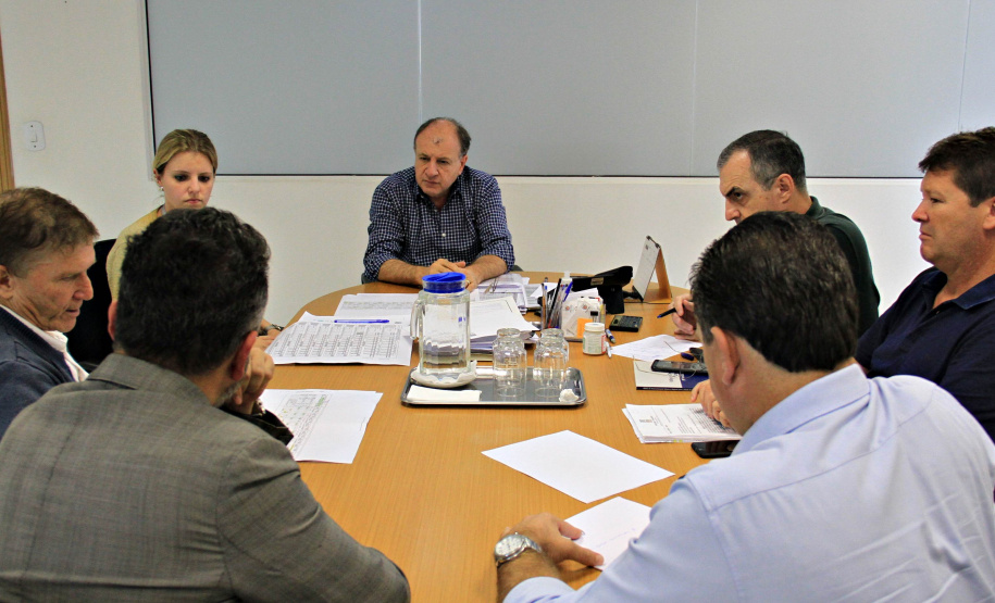 Governo discute impacto da alta de insumos nas obras de pavimentação.O problema foi discutido na Secretaria do Desenvolvimento Urbano, em reunião do secretário João Carlos Ortega, com a diretora de Operações do Paranacidade, Camila Scucato; o diretor-geral da secretaria, Francisco Santos; o superintendente executivo do Paranacidade, Álvaro Cabrini, o procurador jurídico, Luciano Borges dos Santos, e os analistas de Desenvolvimento Municipal, Rui José da Costa e Hélio Sabino Deitos.Foto:SEDU