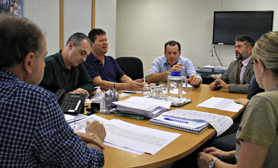 Governo discute impacto da alta de insumos nas obras de pavimentação.O problema foi discutido na Secretaria do Desenvolvimento Urbano, em reunião do secretário João Carlos Ortega, com a diretora de Operações do Paranacidade, Camila Scucato; o diretor-geral da secretaria, Francisco Santos; o superintendente executivo do Paranacidade, Álvaro Cabrini, o procurador jurídico, Luciano Borges dos Santos, e os analistas de Desenvolvimento Municipal, Rui José da Costa e Hélio Sabino Deitos.Foto:SEDU