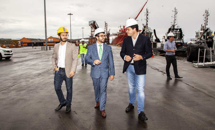 Paranaguá é o primeiro porto brasileiro visitado pela nova equipe da Secretaria Nacional de Portos (SNP), órgão vinculado ao Ministério da Infraestrutura, responsável pela gestão dos complexos marítimos do país. O secretário Diogo Piloni esteve no Paraná nesta quinta-feira (7) para conhecer a estrutura física e o planejamento de obras e ações para os próximos anos. Foto: Claudio Neves/APPA