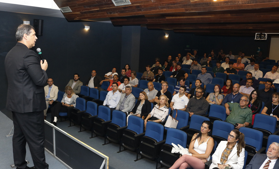 Na manhã desta quinta-feira,7, o auditório da Celepar recebeu mais de 170 inscritos para a palestra de lançamento da parceria da BRI Brasil (Blockchain Research Institute) com a Celepar. O evento foi aberto pelo presidente, Allan Costa que ressaltou a importância dessa parceria na desburocratização e inovação no serviço público.  -  Foto: Divulgação Celepar