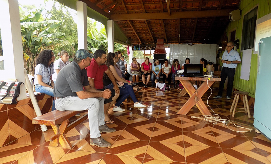 Reunião com o grupo do município de Curiúva - comercialização  -  Foto: Emater