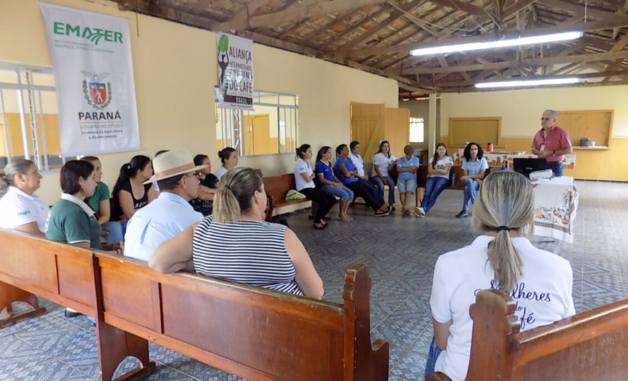 Reunião sobre comercialização no grupo Matão de Tomazina  -  Foto: Emater