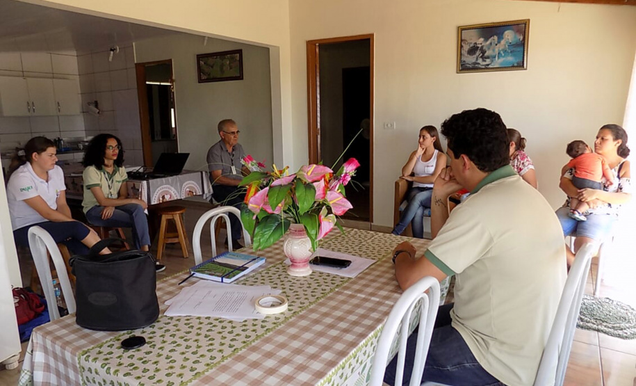 Roda de conversa com a família produtora do município de Jaboti  -  Foto: Emater
