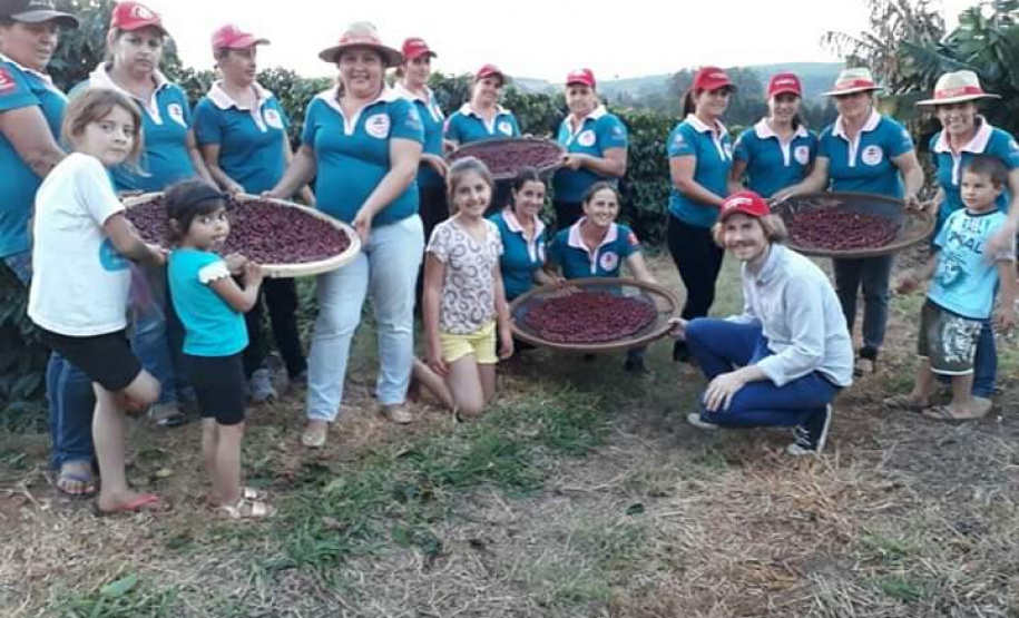 Cafeicultoras de Carlópolis e Tomazina, no Norte Pioneiro do Paraná, estão exportando o café especial que produzem na região. A venda das 460 primeiras sacas do produto ao Japão e à Austrália, nos últimos dois anos, representou aumento na renda das famílias e também mais um passo do projeto Mulheres do Café, implantado pelo Instituto Paranaense de Assistência Técnica e Extensão Rural (Emater) na região. Foto: Divulgação