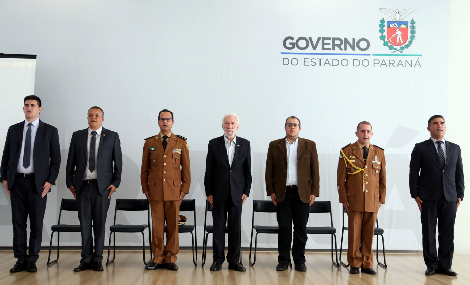 O governador em exercício Darci Piana participou nesta sexta-feira (8) da solenidade de encerramento do estágio de capacitação de policiais em segurança de dignitários. O curso, que começou em fevereiro deste ano, teve o objetivo de aperfeiçoar policiais do Paraná, Mato Grosso do Sul e Distrito Federal que atuam na segurança de autoridades. A cerimônia ocorreu no Palácio Iguaçu, em Curitiba.Foto Gilson Abreu/ANPr