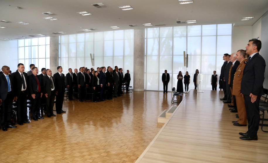 O governador em exercício Darci Piana participou nesta sexta-feira (8) da solenidade de encerramento do estágio de capacitação de policiais em segurança de dignitários. O curso, que começou em fevereiro deste ano, teve o objetivo de aperfeiçoar policiais do Paraná, Mato Grosso do Sul e Distrito Federal que atuam na segurança de autoridades. A cerimônia ocorreu no Palácio Iguaçu, em Curitiba.Foto Gilson Abreu/ANPr