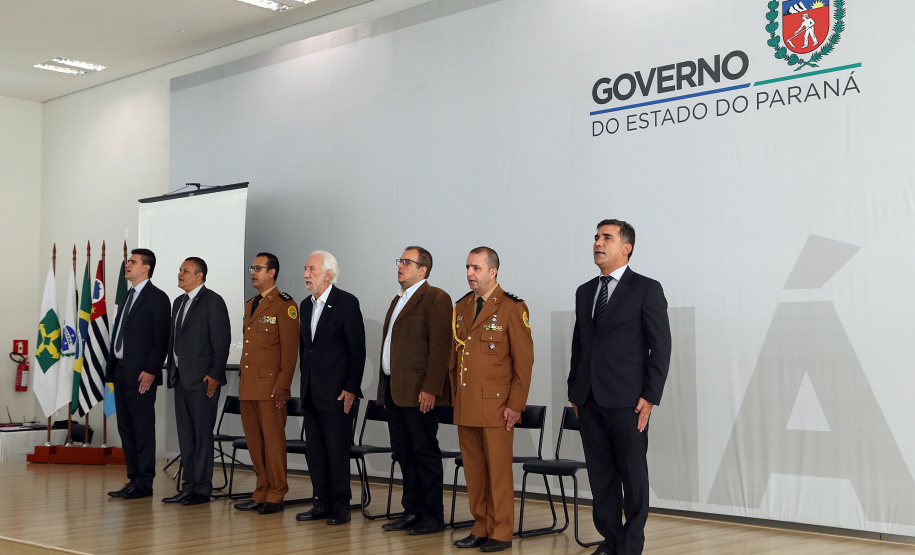O governador em exercício Darci Piana participou nesta sexta-feira (8) da solenidade de encerramento do estágio de capacitação de policiais em segurança de dignitários. O curso, que começou em fevereiro deste ano, teve o objetivo de aperfeiçoar policiais do Paraná, Mato Grosso do Sul e Distrito Federal que atuam na segurança de autoridades. A cerimônia ocorreu no Palácio Iguaçu, em Curitiba.Foto Gilson Abreu/ANPr