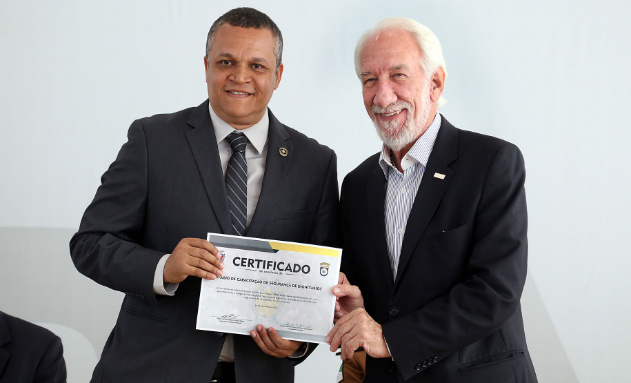 O governador em exercício Darci Piana participou nesta sexta-feira (8) da solenidade de encerramento do estágio de capacitação de policiais em segurança de dignitários. O curso, que começou em fevereiro deste ano, teve o objetivo de aperfeiçoar policiais do Paraná, Mato Grosso do Sul e Distrito Federal que atuam na segurança de autoridades. A cerimônia ocorreu no Palácio Iguaçu, em Curitiba.Foto Gilson Abreu/ANPr