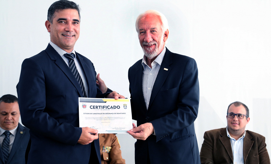 O governador em exercício Darci Piana participou nesta sexta-feira (8) da solenidade de encerramento do estágio de capacitação de policiais em segurança de dignitários. O curso, que começou em fevereiro deste ano, teve o objetivo de aperfeiçoar policiais do Paraná, Mato Grosso do Sul e Distrito Federal que atuam na segurança de autoridades. A cerimônia ocorreu no Palácio Iguaçu, em Curitiba.Foto Gilson Abreu/ANPr