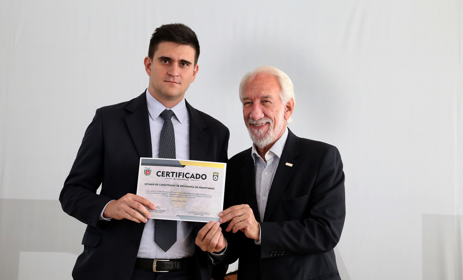 O governador em exercício Darci Piana participou nesta sexta-feira (8) da solenidade de encerramento do estágio de capacitação de policiais em segurança de dignitários. O curso, que começou em fevereiro deste ano, teve o objetivo de aperfeiçoar policiais do Paraná, Mato Grosso do Sul e Distrito Federal que atuam na segurança de autoridades. A cerimônia ocorreu no Palácio Iguaçu, em Curitiba.Foto Gilson Abreu/ANPr