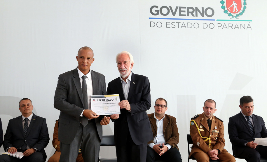 O governador em exercício Darci Piana participou nesta sexta-feira (8) da solenidade de encerramento do estágio de capacitação de policiais em segurança de dignitários. O curso, que começou em fevereiro deste ano, teve o objetivo de aperfeiçoar policiais do Paraná, Mato Grosso do Sul e Distrito Federal que atuam na segurança de autoridades. A cerimônia ocorreu no Palácio Iguaçu, em Curitiba.Foto Gilson Abreu/ANPr