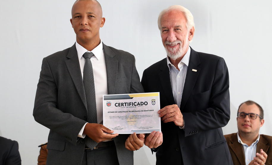 O governador em exercício Darci Piana participou nesta sexta-feira (8) da solenidade de encerramento do estágio de capacitação de policiais em segurança de dignitários. O curso, que começou em fevereiro deste ano, teve o objetivo de aperfeiçoar policiais do Paraná, Mato Grosso do Sul e Distrito Federal que atuam na segurança de autoridades. A cerimônia ocorreu no Palácio Iguaçu, em Curitiba.Foto Gilson Abreu/ANPr