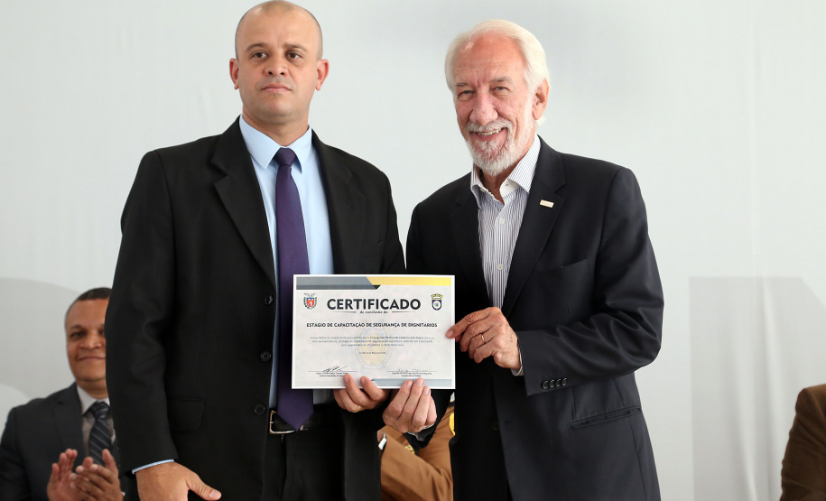 O governador em exercício Darci Piana participou nesta sexta-feira (8) da solenidade de encerramento do estágio de capacitação de policiais em segurança de dignitários. O curso, que começou em fevereiro deste ano, teve o objetivo de aperfeiçoar policiais do Paraná, Mato Grosso do Sul e Distrito Federal que atuam na segurança de autoridades. A cerimônia ocorreu no Palácio Iguaçu, em Curitiba.Foto Gilson Abreu/ANPr