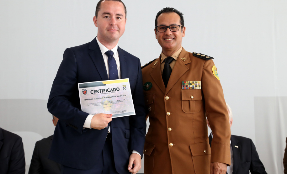 O governador em exercício Darci Piana participou nesta sexta-feira (8) da solenidade de encerramento do estágio de capacitação de policiais em segurança de dignitários. O curso, que começou em fevereiro deste ano, teve o objetivo de aperfeiçoar policiais do Paraná, Mato Grosso do Sul e Distrito Federal que atuam na segurança de autoridades. A cerimônia ocorreu no Palácio Iguaçu, em Curitiba.Foto Gilson Abreu/ANPr