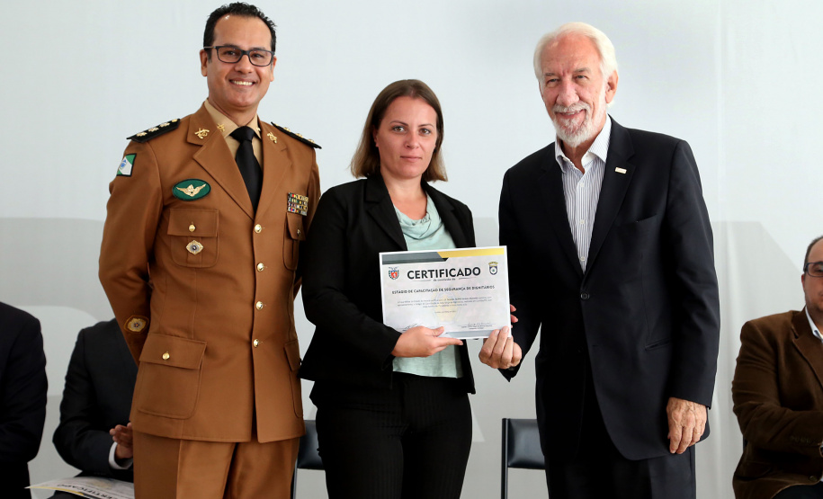 O governador em exercício Darci Piana participou nesta sexta-feira (8) da solenidade de encerramento do estágio de capacitação de policiais em segurança de dignitários. O curso, que começou em fevereiro deste ano, teve o objetivo de aperfeiçoar policiais do Paraná, Mato Grosso do Sul e Distrito Federal que atuam na segurança de autoridades. A cerimônia ocorreu no Palácio Iguaçu, em Curitiba.Foto Gilson Abreu/ANPr