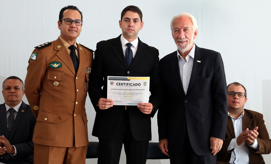 O governador em exercício Darci Piana participou nesta sexta-feira (8) da solenidade de encerramento do estágio de capacitação de policiais em segurança de dignitários. O curso, que começou em fevereiro deste ano, teve o objetivo de aperfeiçoar policiais do Paraná, Mato Grosso do Sul e Distrito Federal que atuam na segurança de autoridades. A cerimônia ocorreu no Palácio Iguaçu, em Curitiba.Foto Gilson Abreu/ANPr