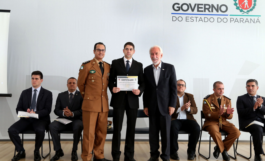 O governador em exercício Darci Piana participou nesta sexta-feira (8) da solenidade de encerramento do estágio de capacitação de policiais em segurança de dignitários. O curso, que começou em fevereiro deste ano, teve o objetivo de aperfeiçoar policiais do Paraná, Mato Grosso do Sul e Distrito Federal que atuam na segurança de autoridades. A cerimônia ocorreu no Palácio Iguaçu, em Curitiba.Foto Gilson Abreu/ANPr