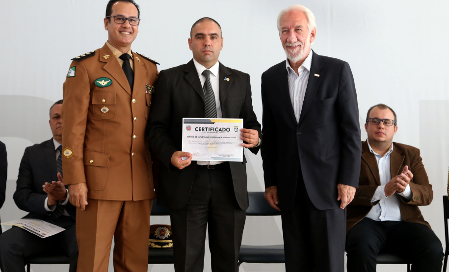 O governador em exercício Darci Piana participou nesta sexta-feira (8) da solenidade de encerramento do estágio de capacitação de policiais em segurança de dignitários. O curso, que começou em fevereiro deste ano, teve o objetivo de aperfeiçoar policiais do Paraná, Mato Grosso do Sul e Distrito Federal que atuam na segurança de autoridades. A cerimônia ocorreu no Palácio Iguaçu, em Curitiba.Foto Gilson Abreu/ANPr