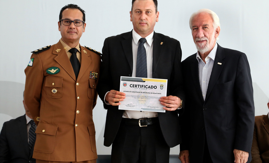 O governador em exercício Darci Piana participou nesta sexta-feira (8) da solenidade de encerramento do estágio de capacitação de policiais em segurança de dignitários. O curso, que começou em fevereiro deste ano, teve o objetivo de aperfeiçoar policiais do Paraná, Mato Grosso do Sul e Distrito Federal que atuam na segurança de autoridades. A cerimônia ocorreu no Palácio Iguaçu, em Curitiba.Foto Gilson Abreu/ANPr