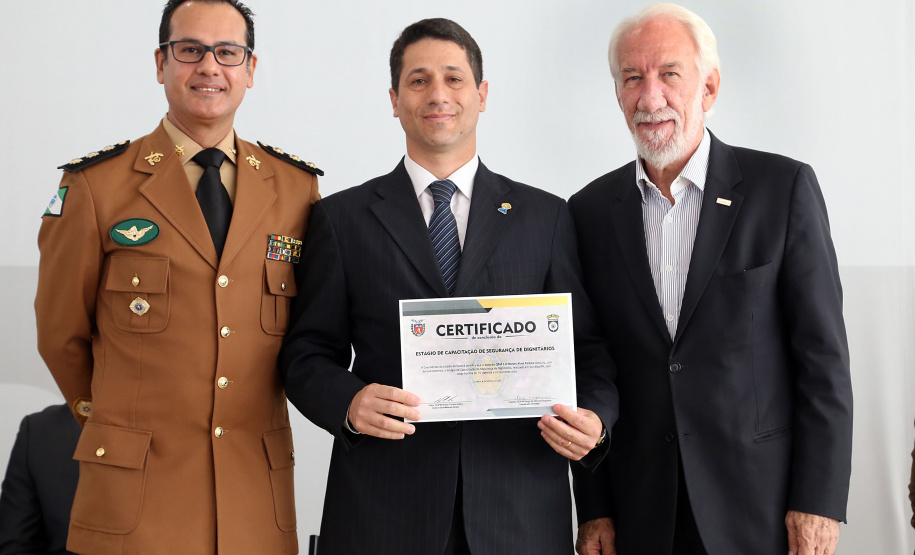 O governador em exercício Darci Piana participou nesta sexta-feira (8) da solenidade de encerramento do estágio de capacitação de policiais em segurança de dignitários. O curso, que começou em fevereiro deste ano, teve o objetivo de aperfeiçoar policiais do Paraná, Mato Grosso do Sul e Distrito Federal que atuam na segurança de autoridades. A cerimônia ocorreu no Palácio Iguaçu, em Curitiba.Foto Gilson Abreu/ANPr