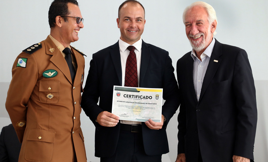 O governador em exercício Darci Piana participou nesta sexta-feira (8) da solenidade de encerramento do estágio de capacitação de policiais em segurança de dignitários. O curso, que começou em fevereiro deste ano, teve o objetivo de aperfeiçoar policiais do Paraná, Mato Grosso do Sul e Distrito Federal que atuam na segurança de autoridades. A cerimônia ocorreu no Palácio Iguaçu, em Curitiba.Foto Gilson Abreu/ANPr