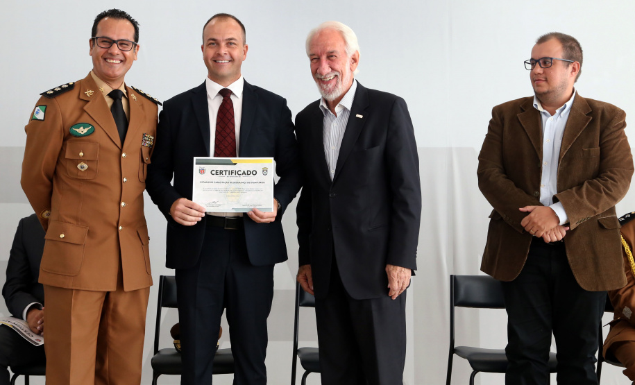 O governador em exercício Darci Piana participou nesta sexta-feira (8) da solenidade de encerramento do estágio de capacitação de policiais em segurança de dignitários. O curso, que começou em fevereiro deste ano, teve o objetivo de aperfeiçoar policiais do Paraná, Mato Grosso do Sul e Distrito Federal que atuam na segurança de autoridades. A cerimônia ocorreu no Palácio Iguaçu, em Curitiba.Foto Gilson Abreu/ANPr